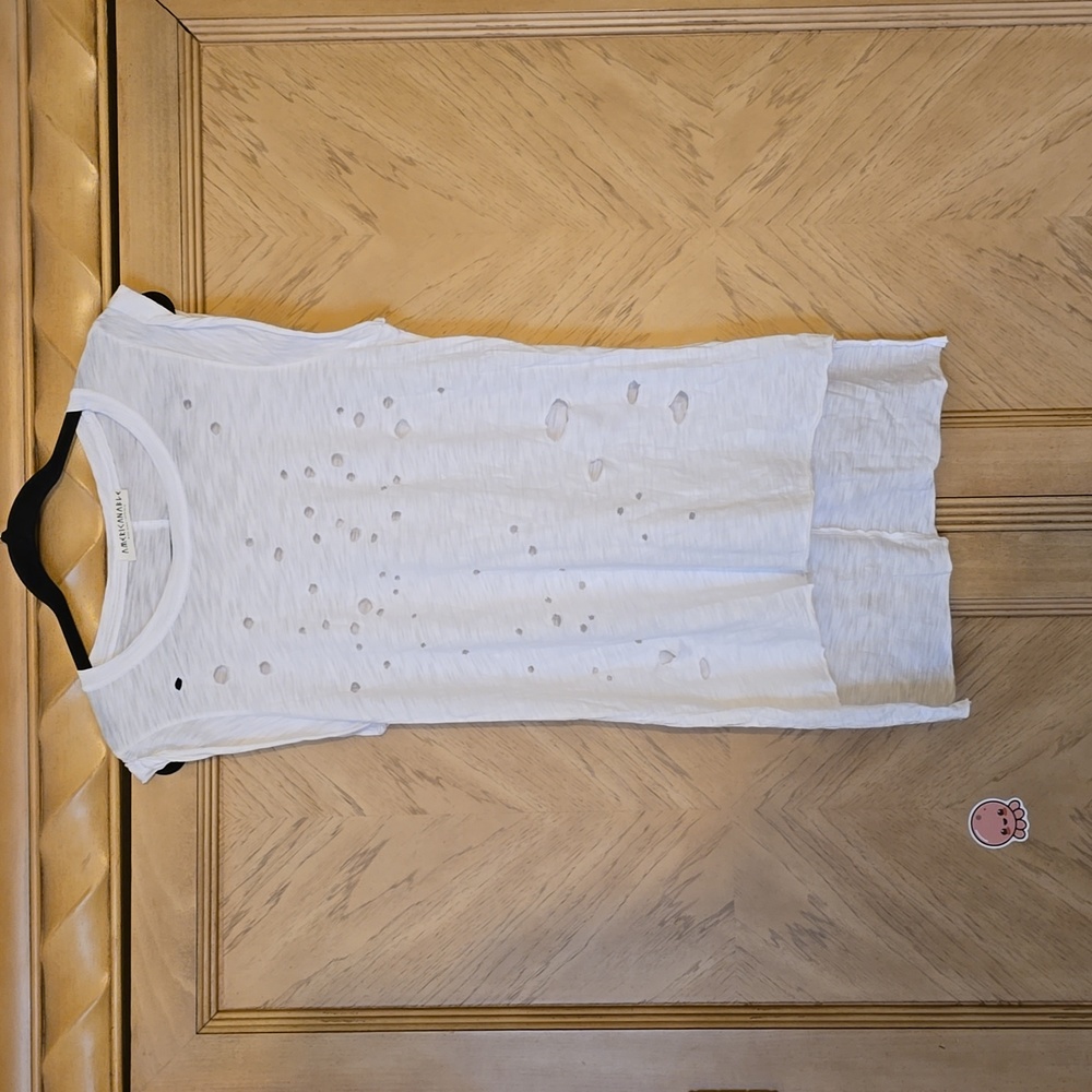 Americanable High Low Distressed Tee Shirt. Size Small. White.